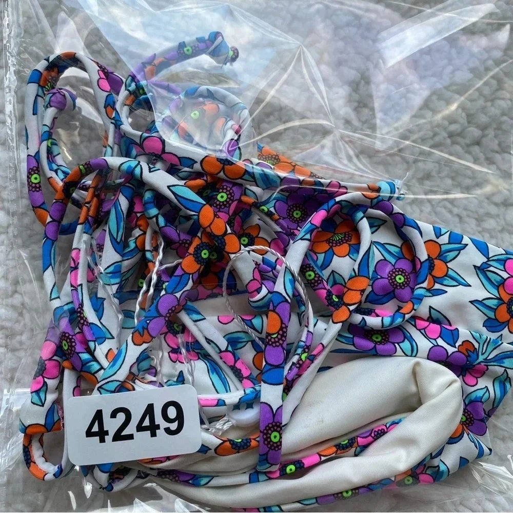 NWOT Frankie’s Bikinis London Bikini top flower farm 14249